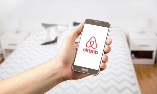 Airbnb à Paris : est-ce que ça vaut encore le coup d’investir dans la location courte durée ?